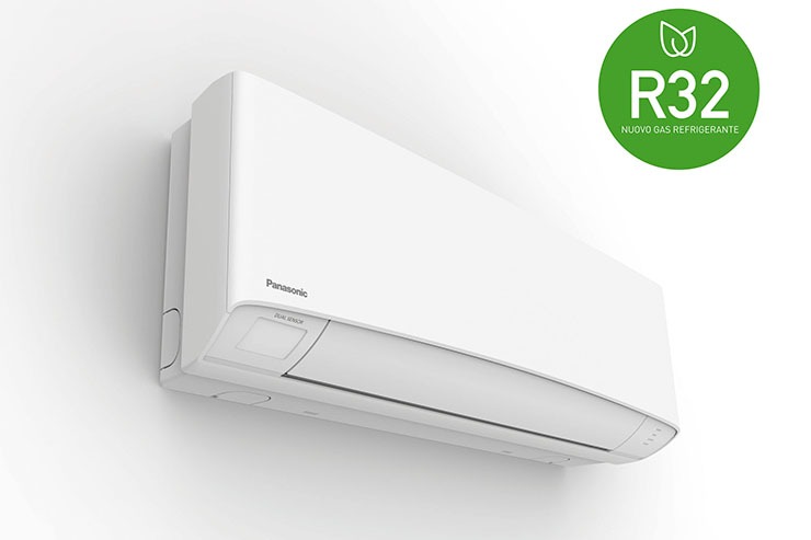 Condizionatore Panasonic bianco con tecnologia R32, climatizzatore moderno per raffreddamento e riscaldamento domestico