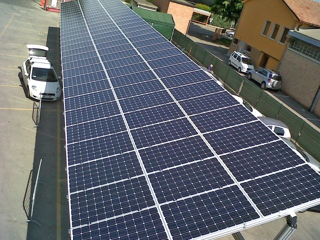 Pensilina solare per ricarica auto elettriche in parcheggio condominiale con pannelli fotovoltaici integrati